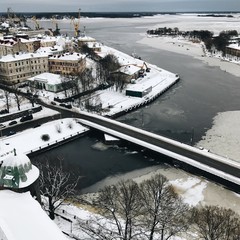 вид на замерзшую реку и порт
