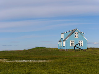 blaues Haus in Sandgerði im Westen von Island