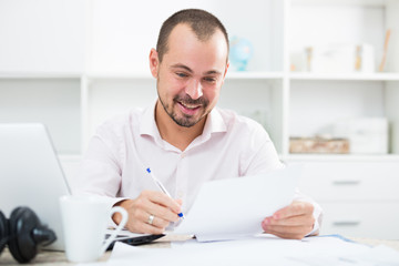 Obraz premium Positive young man in office