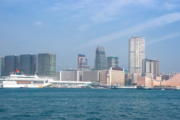 Fototapeta premium Statek wycieczkowy w porcie Victoria w Hongkongu