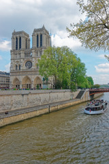 Fototapeta na wymiar Dame de Paris Cathedral boat and Seine River embankment