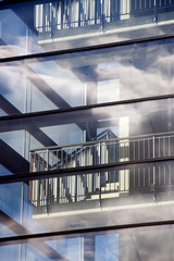 Fototapeta premium Architektura na niebieskim niebie