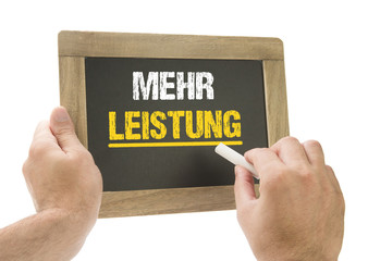 Mehr Leistung / Hand schreibt auf Kreidetafel
