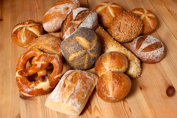 Vielfalt von Semmeln und Brötchen aus Roggen, Dinkel und mit Gewürzen