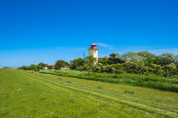 Fototapeta na wymiar Leuchtturm bei Westermarkelsdorf auf Fehmarn