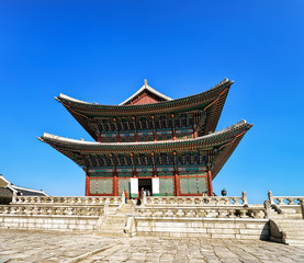 Obraz premium Throne Hall and people at Gyeongbokgung Palace in Seoul