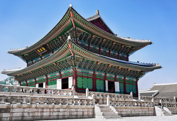 Naklejka premium Throne Hall and people at the Gyeongbokgung Palace in Seoul