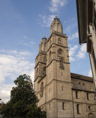 Fototapeta na wymiar Una de las tres principales iglesias en Zurich, Grossmünster, Suiza, verano de 2016 . OLYMPUS DIGITAL CAMERA