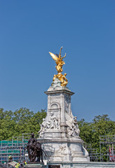 Fototapeta na wymiar Victoria Memorial and people in London in England