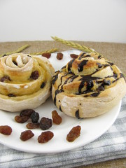 Hefeteigschnecke mit Rosinen und Carob