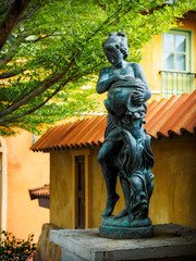 Obraz premium Statue of young girl with the jar in the summer garden