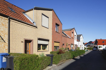 Fototapeta na wymiar Wohnhäuser, Reihenhäuser, Doppelhaushälften