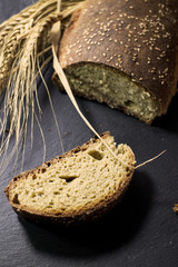 Pane nero siciliano su ardesia