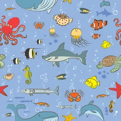 Behang Naadloze patroon zeedieren met de hand geschilderd als een eenvoudige kindertekening op een blauwe achtergrond © milkal