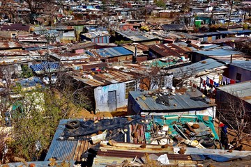 Naklejka premium Domki z blachy falistej w Soweto, Johannesburg, RPA
