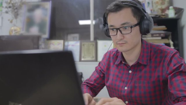 journalist in the headphones writes the text for videonews