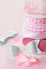 Bunte Geschenkbaender gestapelt