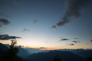 Frühmorgens in den walliser Alpen
