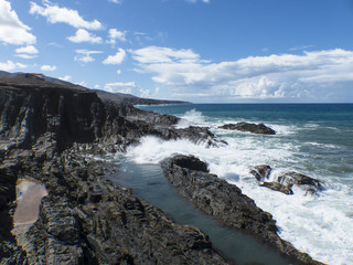 Fototapeta na wymiar Waves rolling in at the Atlantic ocean, smashing on cliffs produ