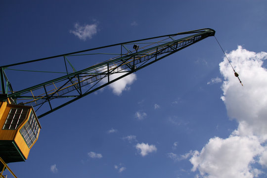 Old fashioned crane in Coiogne