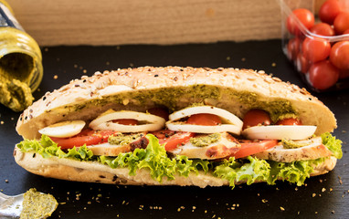 Sandwich mit Kirschtomaten und Pesto 