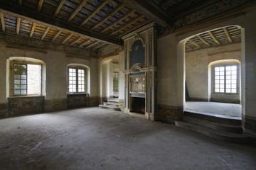 Fototapeta na wymiar Urbex - ancient abandoned luxury room