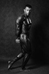 Obraz na płótnie Canvas Muscular male Bodybuilder posing in studio