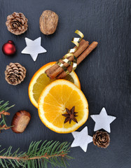 cannelle sur rondelles d'orange dans décoration de Noël sur fond ardoise