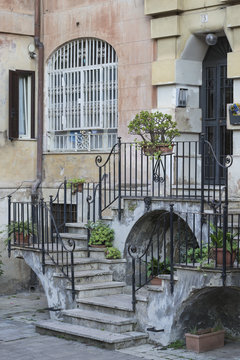 Garbatella, ingresso con scala doppia