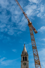 Kirchturm und Baukran