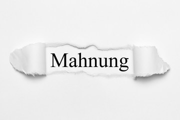 Fototapeta premium Mahnung auf weißen gerissenen Papier