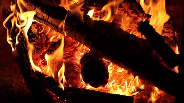 Chimenea con llamas y cenizas