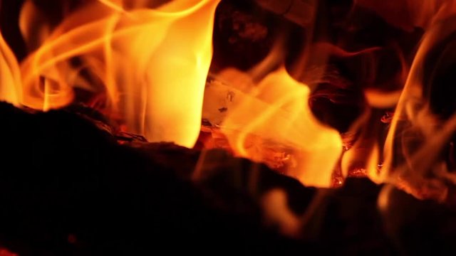 Le&ntilde;os ardiendo en la chimenea con grandes llamas