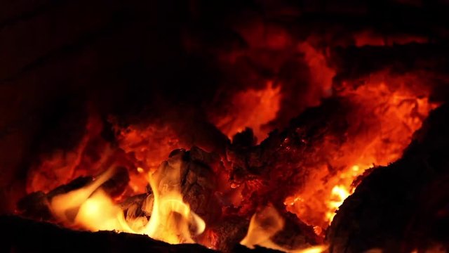 Le&ntilde;os ardiendo en la chimenea