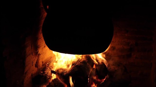 Olla en la chimenea para guisar con le&ntilde;a
