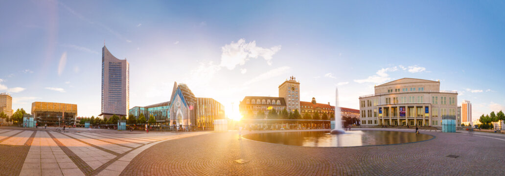 Panorama zum Sonnenuntergang auf dem Leipziger Augustusplatz.