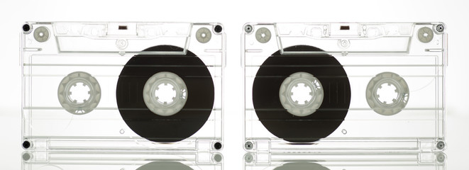 Zwei Kassetten mit weißen Hintergrund