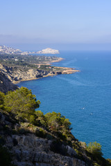 Paisaje de costa con la ciudad de Peñiscola al fondo