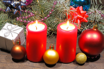 Adventskerzen, Weinachtsdekoration, Tannengrün