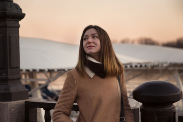 Obraz premium girl walking through the city