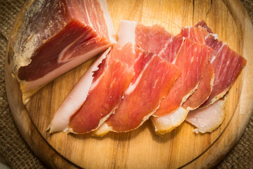 Fette di prosciutto crudo italiano