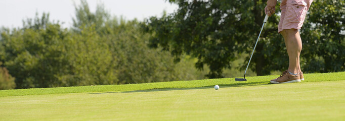 Banner Schlag beim Golf auf dem Golfplatz