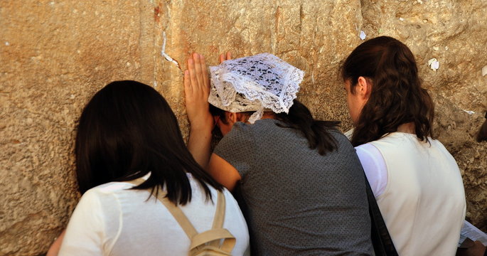 Gl&auml;ubige J&uuml;dinnen beim Gebet an der Klagemauer in Jerusalem