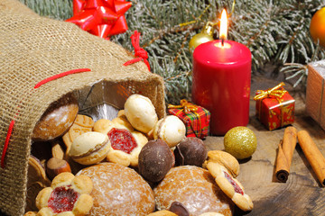 Fototapeta na wymiar Weihnachtssack, Weihnachtsgebäck, Kekse, Lebkuchen, Geschenke, W