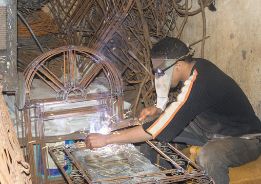 CHICO FUNDIENDO HIERRO