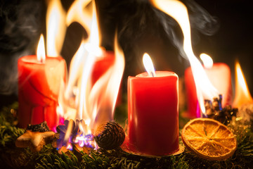 Brandgefahr durch brennenden Adventskranz an Weihnachten 