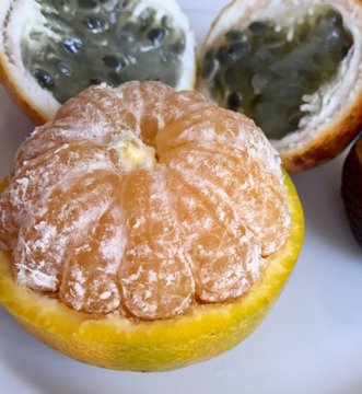 Halb gesch&auml;lte Mandarine