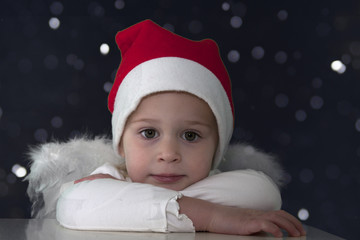 Kind wartet ungeduldigt auf Weihnachten