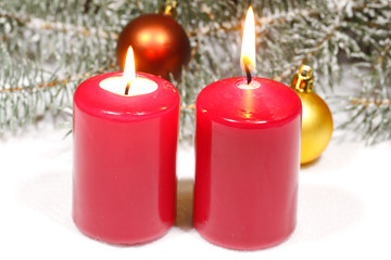 Adventskerzen, Schnee, Weinachtsdekoration, Tannengrün