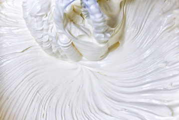 Mix the cream for the cake